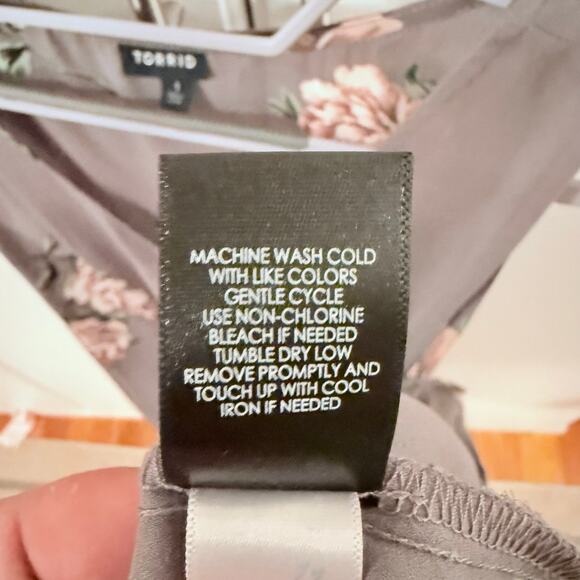 EUC Torrid gray sleeveless top with pink roses - Picture 5 of 5